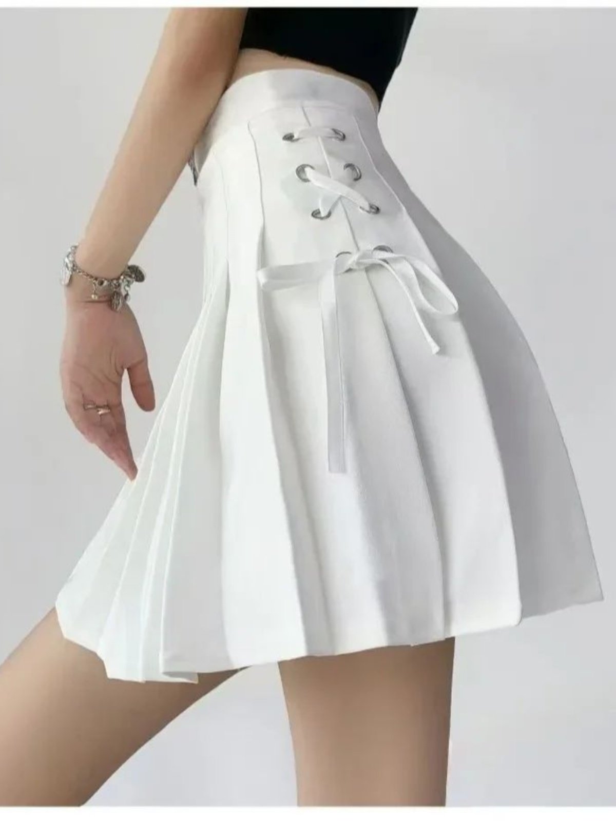 High-waisted pleated short skirt