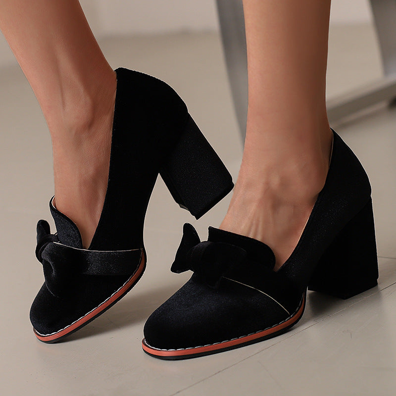 Suede loafers with bow, low-cut, chunky high heels for spring and autumn.